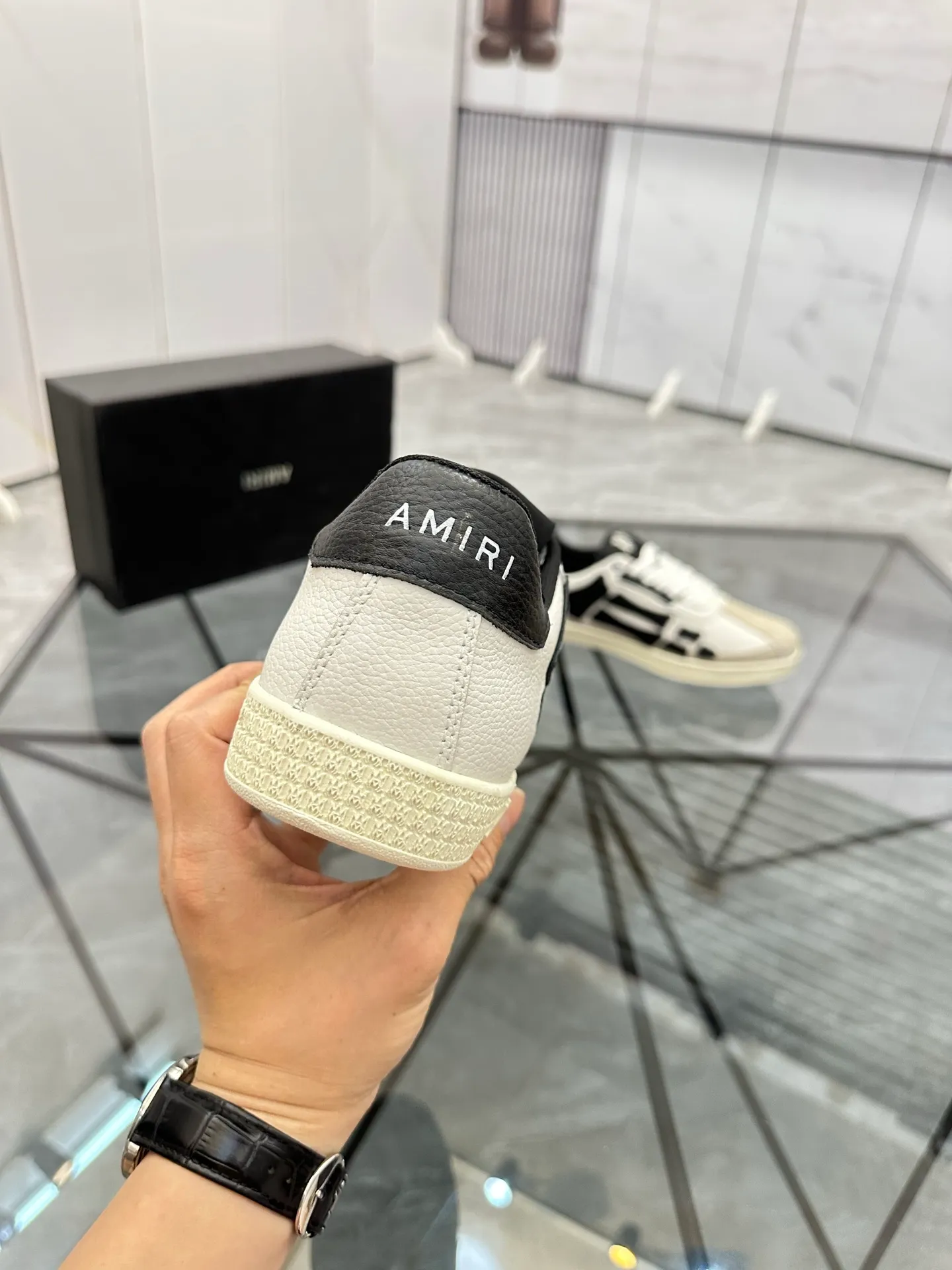 Men's shoes: 💰P420¥ Product trademark: AMIRI* "Amir*" low-top casual shoes Regular size: 38-45 (can be customized to 46) Product material: imported nubuck leather upper, breathable lining, original outsole. Number: 001